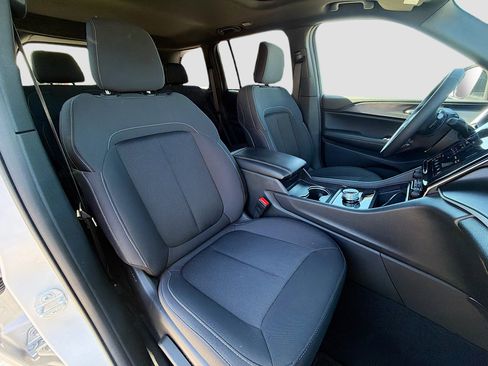 Used 2025 Jeep Grand Cherokee Laredo X image 14