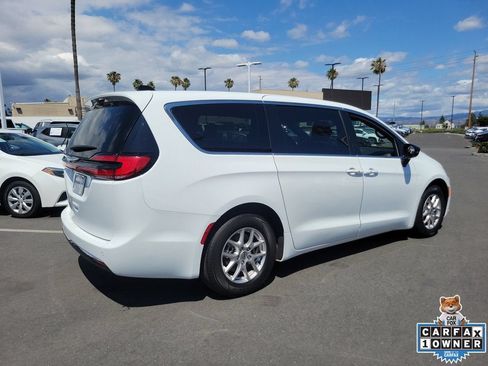 Used 2024 Chrysler Pacifica Touring FWD image 4