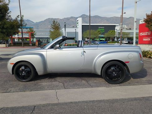 Used 2005 Chevrolet SSR Base w/ Preferred Equipment Group image 2