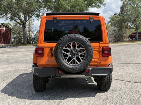 Used 2025 Jeep Wrangler Unlimited Sahara AWD/4WD image 5