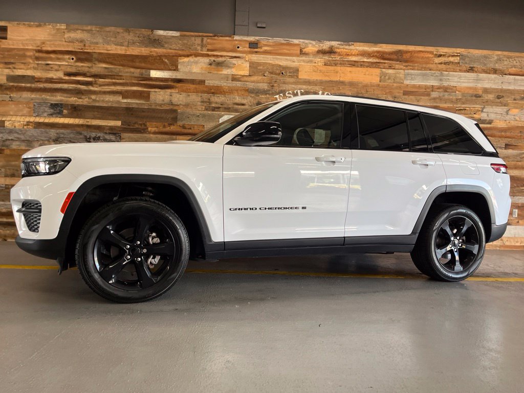 Used 2023 Jeep Grand Cherokee Altitude AWD/4WD image 36
