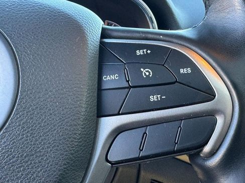 Used 2022 Jeep Grand Cherokee Laredo X image 20