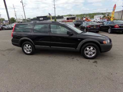 Used 2004 Volvo V70 AWD/4WD image 3