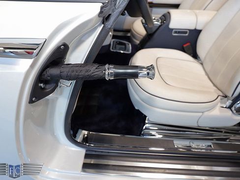 Used 2017 Rolls-Royce Phantom Drophead Coupe image 19