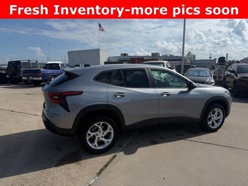 Used 2024 Chevrolet Trax LS w/ LS Convenience Package FWD image 3