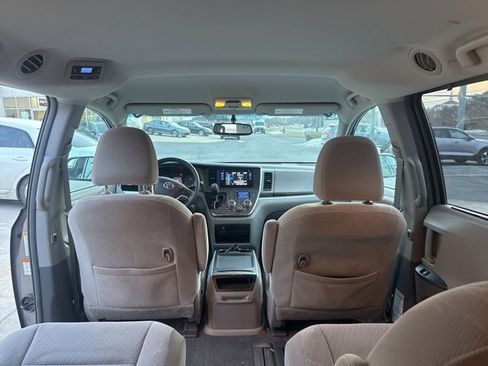 Used 2017 Toyota Sienna LE image 8