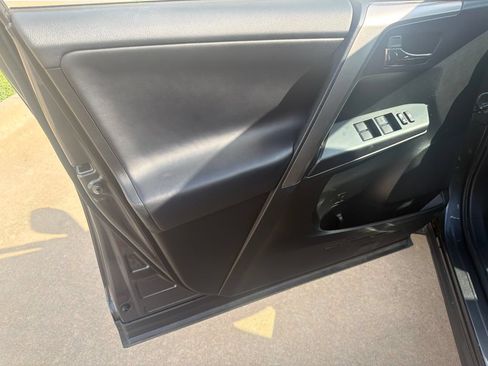 Used 2018 Toyota RAV4 XLE FWD image 15
