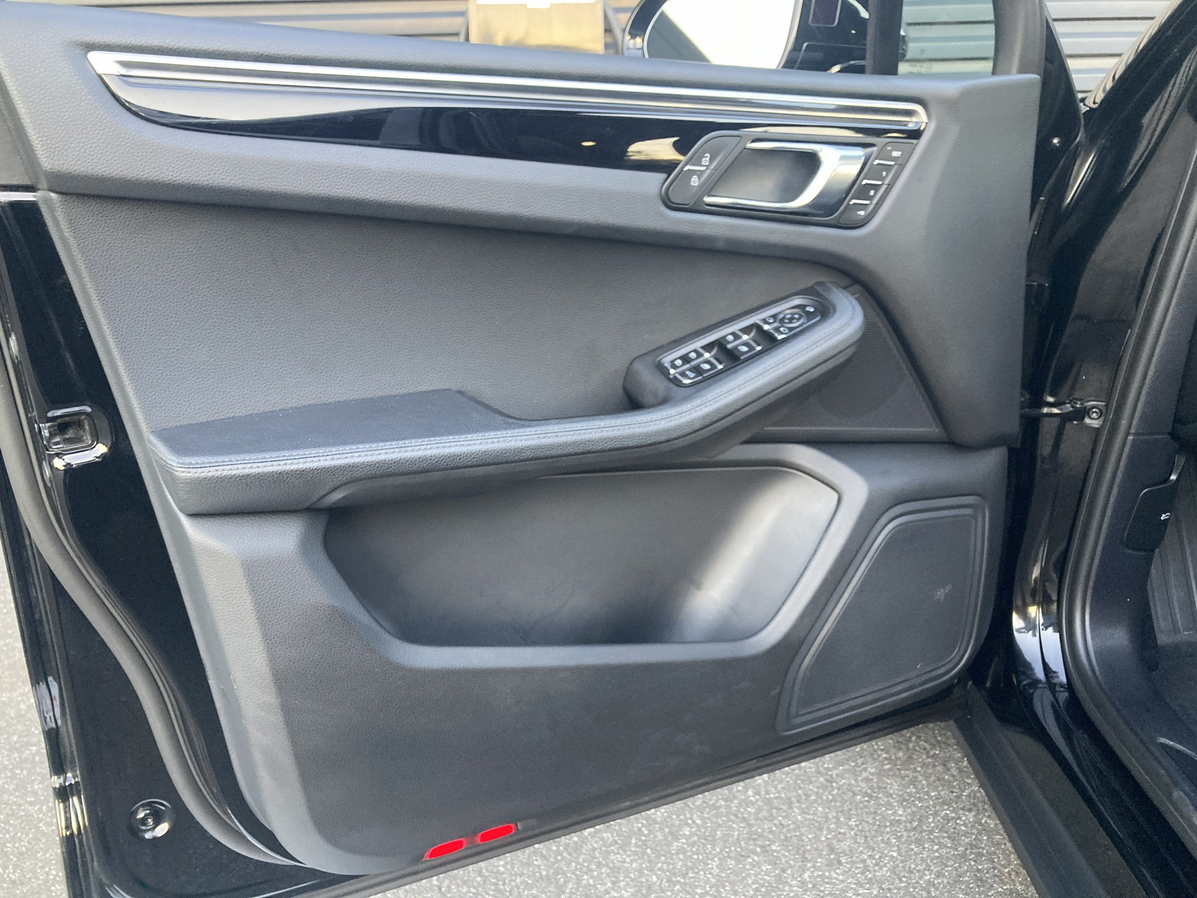 Certified 2024 Porsche Macan AWD/4WD image 25