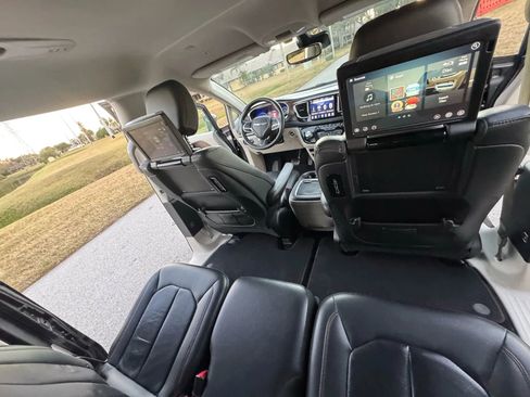 Used 2018 Chrysler Pacifica Touring-L Plus w/ Advanced Safetytec Group image 19