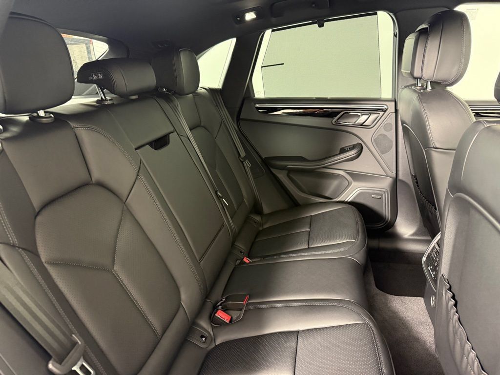Certified 2026 Porsche Macan AWD/4WD image 18