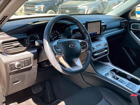 Used 2023 Ford Explorer XLT image 17