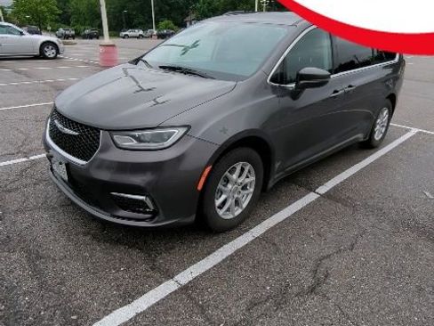 Used 2022 Chrysler Pacifica Touring-L FWD image 1