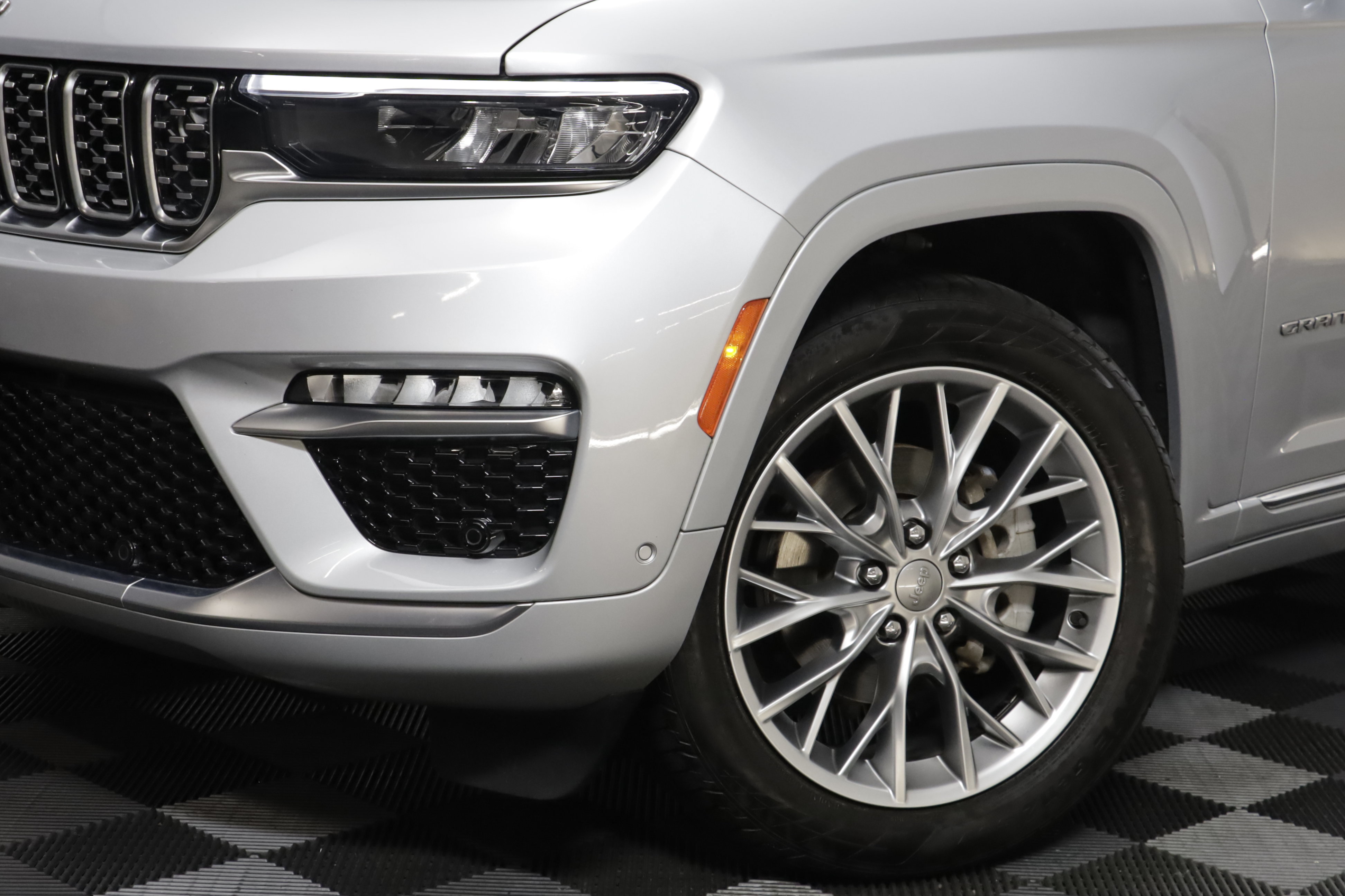Used 2023 Jeep Grand Cherokee Summit w/ Adv Protech Group IV AWD/4WD image 3