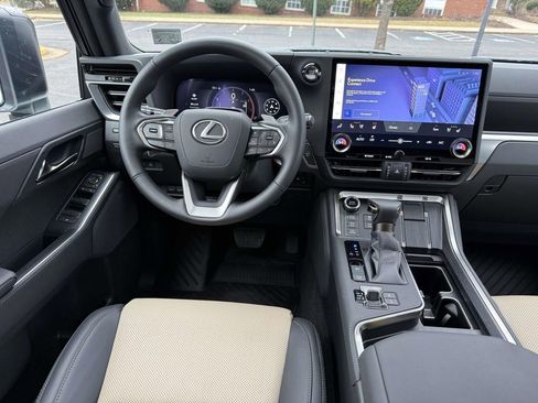 Used 2025 Lexus GX 550 image 8