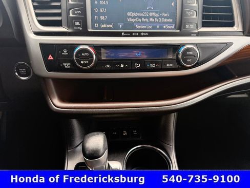 Used 2017 Toyota Highlander Limited image 25