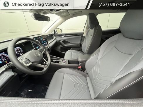 New 2025 Volkswagen Tiguan SE image 2