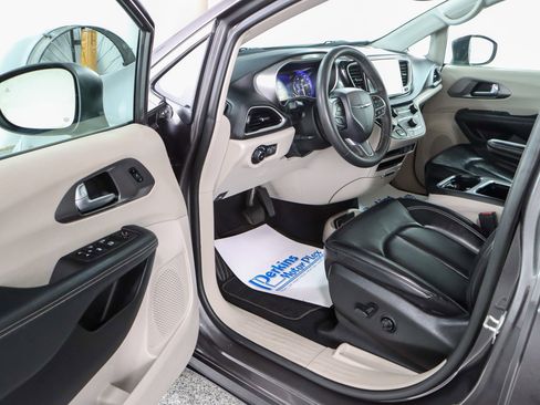 Used 2023 Chrysler Pacifica Touring-L image 3