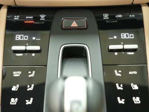 Used 2025 Porsche Macan AWD/4WD image 21