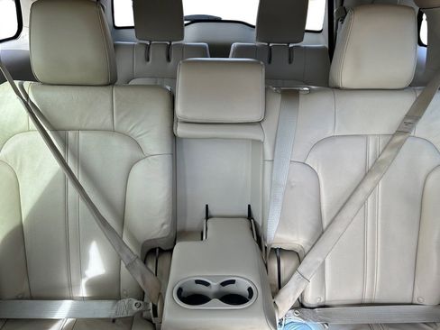 Used 2013 Lincoln MKT EcoBoost image 19