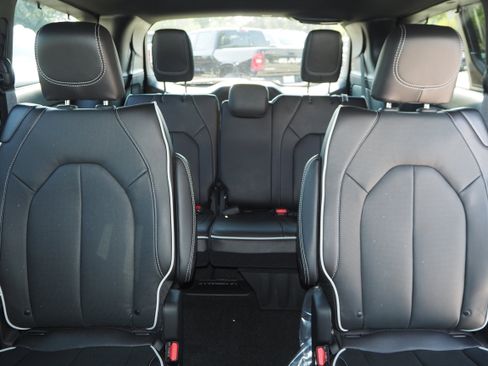 New 2026 Chrysler Pacifica Limited w/ Uconnect Theater Family Group image 15