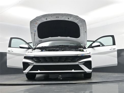 New 2026 Hyundai Elantra SE image 32