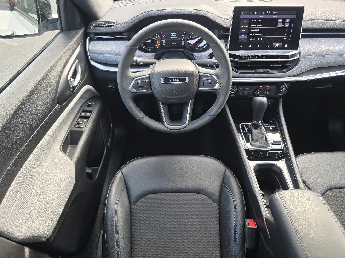 Used 2023 Jeep Compass Latitude AWD/4WD image 3
