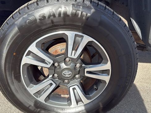 Used 2018 Toyota Tacoma TRD Sport w/ Technology Package image 13