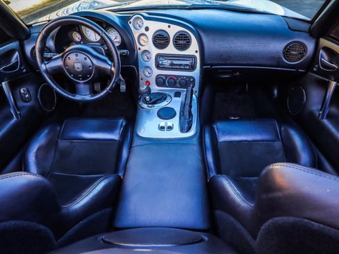 Used 2004 Dodge Viper SRT-10 image 2