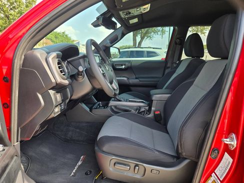Used 2021 Toyota Tacoma TRD Off-Road w/ Technology Package AWD/4WD image 5