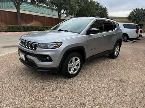 Used 2023 Jeep Compass Latitude image 12