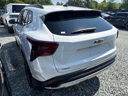 Used 2025 Chevrolet Trax LT FWD image 4