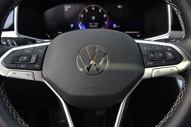 Used 2025 Volkswagen Taos SE w/ Panoramic Sunroof Package FWD image 17