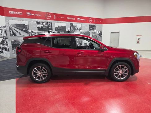 Used 2022 GMC Terrain SLT w/ Infotainment Package II image 2