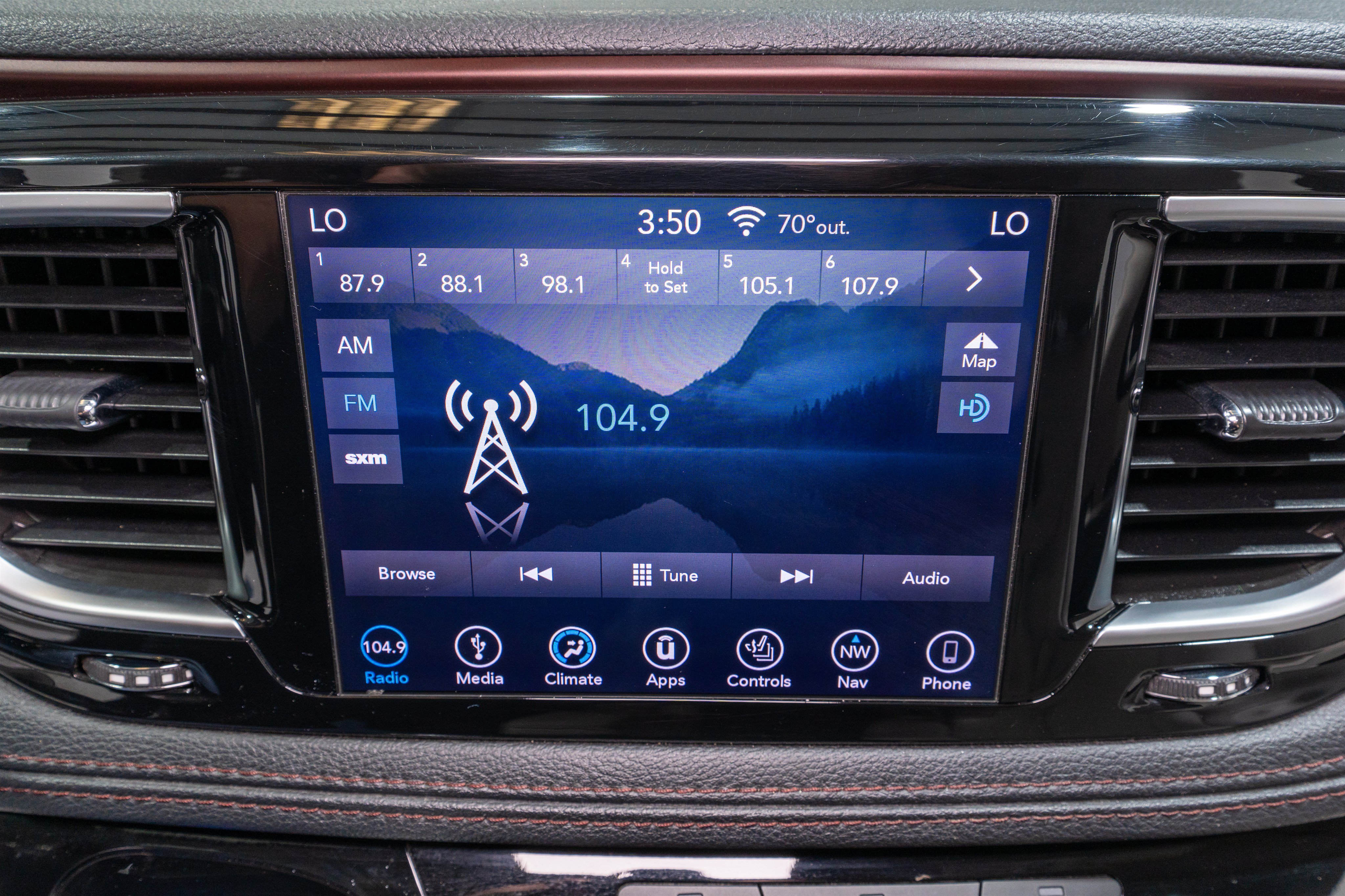 Used 2019 Chrysler Pacifica Limited w/ Tire & Wheel Group FWD image 18