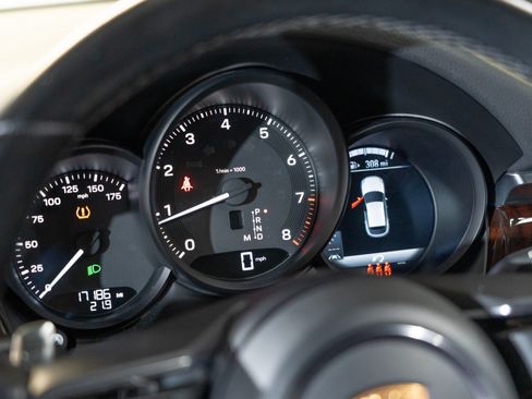 Certified 2023 Porsche Macan AWD/4WD image 19