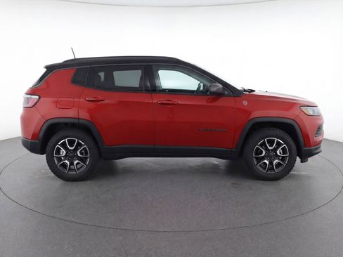 Used 2025 Jeep Compass Trailhawk image 11