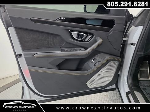 Used 2022 Lamborghini Urus AWD/4WD image 40