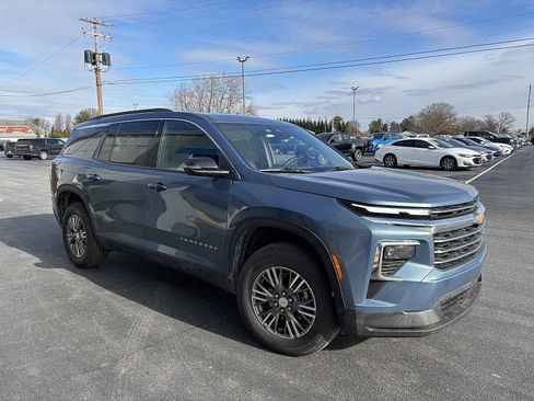 Used 2025 Chevrolet Traverse LT image 2