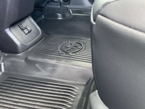 Used 2025 Toyota Highlander XLE FWD image 13