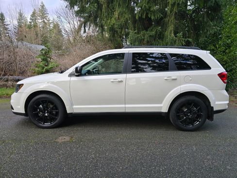 Used 2019 Dodge Journey SE w/ Premium Group image 2