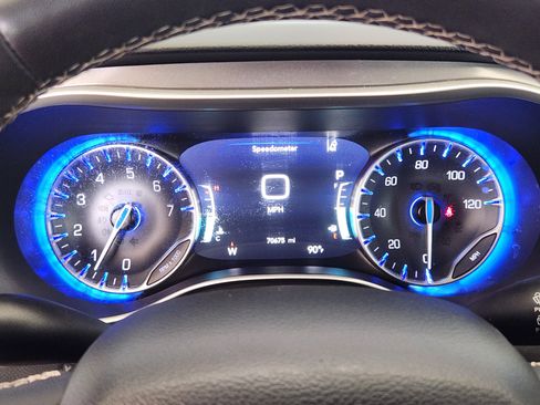 Used 2023 Chrysler Pacifica Touring-L FWD image 17