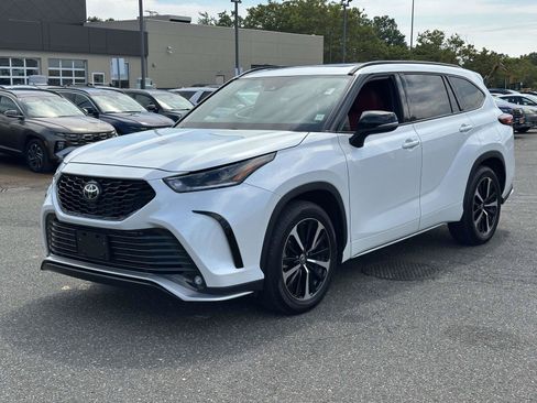 Used 2022 Toyota Highlander XSE FWD image 3