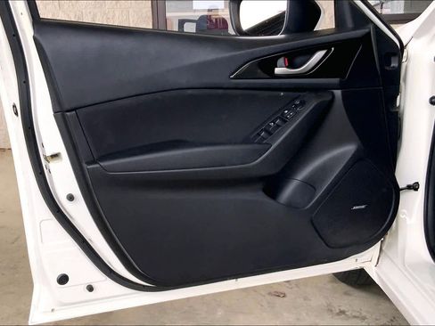 Used 2015 MAZDA MAZDA3 i Touring w/ Technology Package image 21