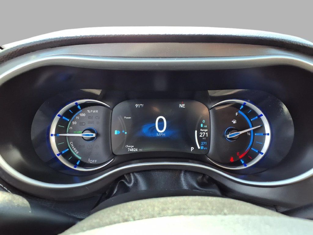 Used 2024 Chrysler Pacifica Limited FWD image 17