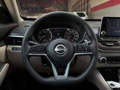 Used 2025 Nissan Altima 2.5 SV FWD image 31