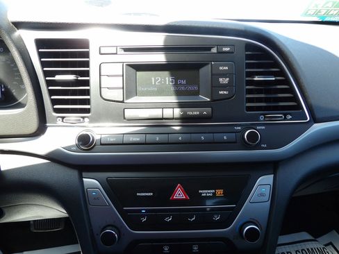 Used 2018 Hyundai Elantra SE FWD image 19