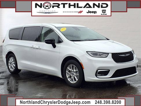 Used 2024 Chrysler Pacifica Touring-L image 1