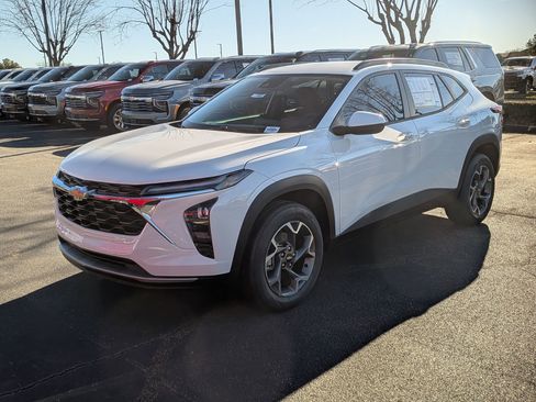 New 2026 Chevrolet Trax LT w/ Driver Confidence Package FWD image 3