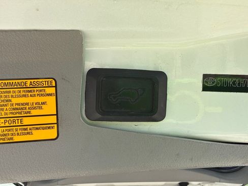 Used 2013 Toyota Highlander Limited FWD image 25