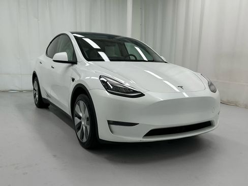 Used 2023 Tesla Model Y Long Range image 2